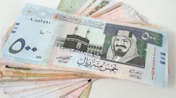 saudi riyal pile