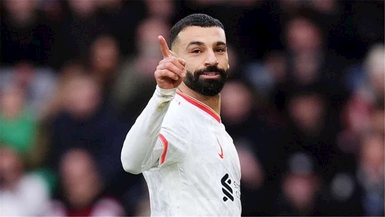 مدرب ليفربول يكشف سبب غضب محمد صلاح في مباراة باريس