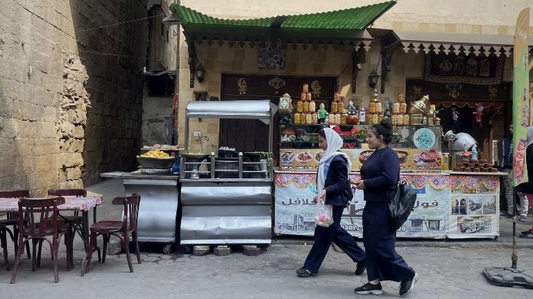 إحياء مسار الدرب الأحمر| رحلة إلى رمضان القاهرة ما بين “موكب القلعة” وفول “قطة”