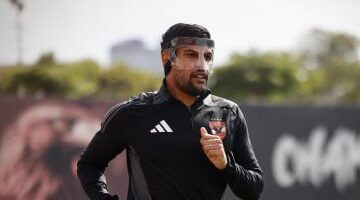 الأهلي يستعيد يحيى عطية الله والدبيس أمام فاركو في مباراة حسم الدوري